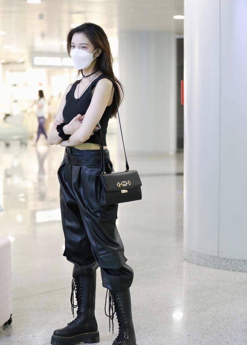 周雨彤和宋妍霏同穿黑色背心 皮裤,一个可爱,一个甜酷,你选谁_时尚