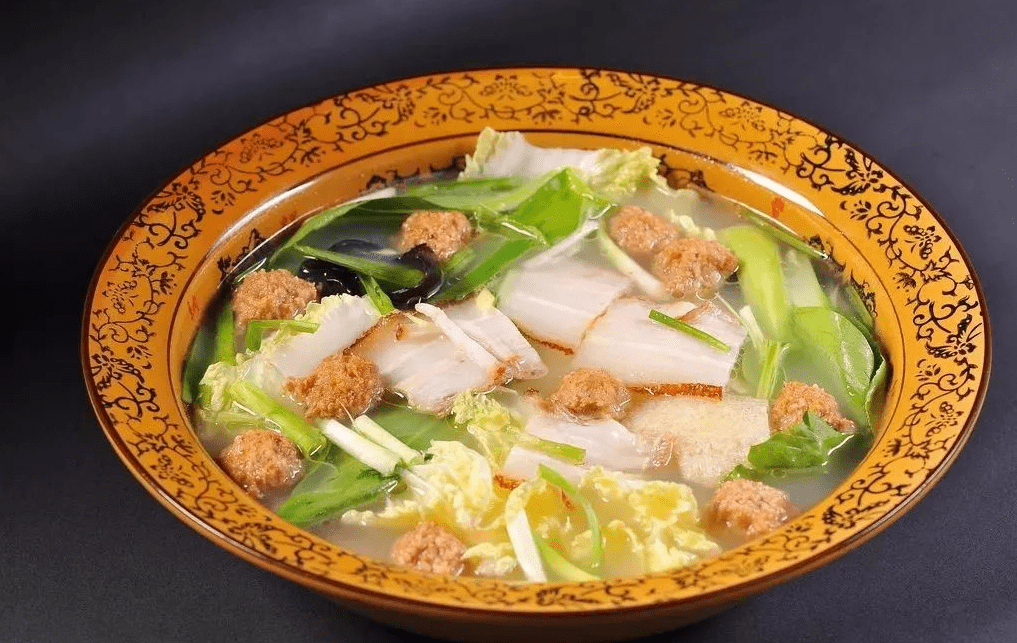 在陕西地界内,烩三鲜的地位与各地老酒友心中的油炸花生米地位一样