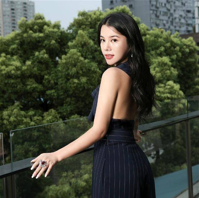 她才是真正的社交名媛,喜欢刘德华就找来代言,签约会变见面会_余晚