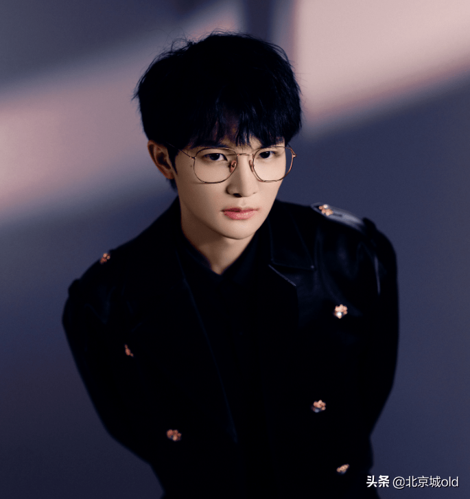 周深热议不断,翻唱曲目,霸榜全网音乐平台,稳居第一_表演_歌迷_胡梦周