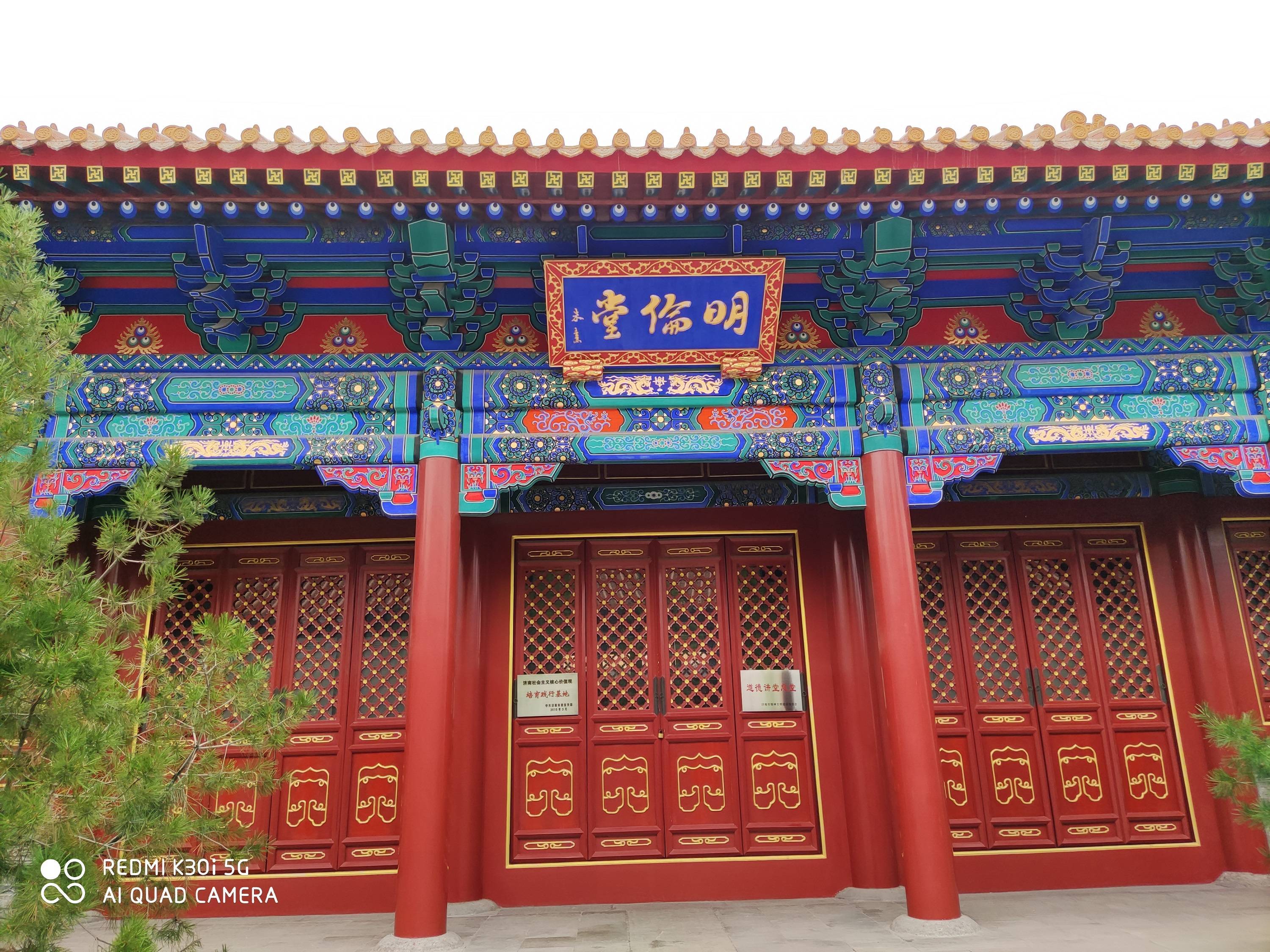 济南这座庙一口气供奉85个人,院子里居然还有一座山,太有特色了_文庙