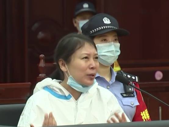 第一滴血 仙人跳需要男女配合. 劳荣枝与法子英很自然地就明确了分工.