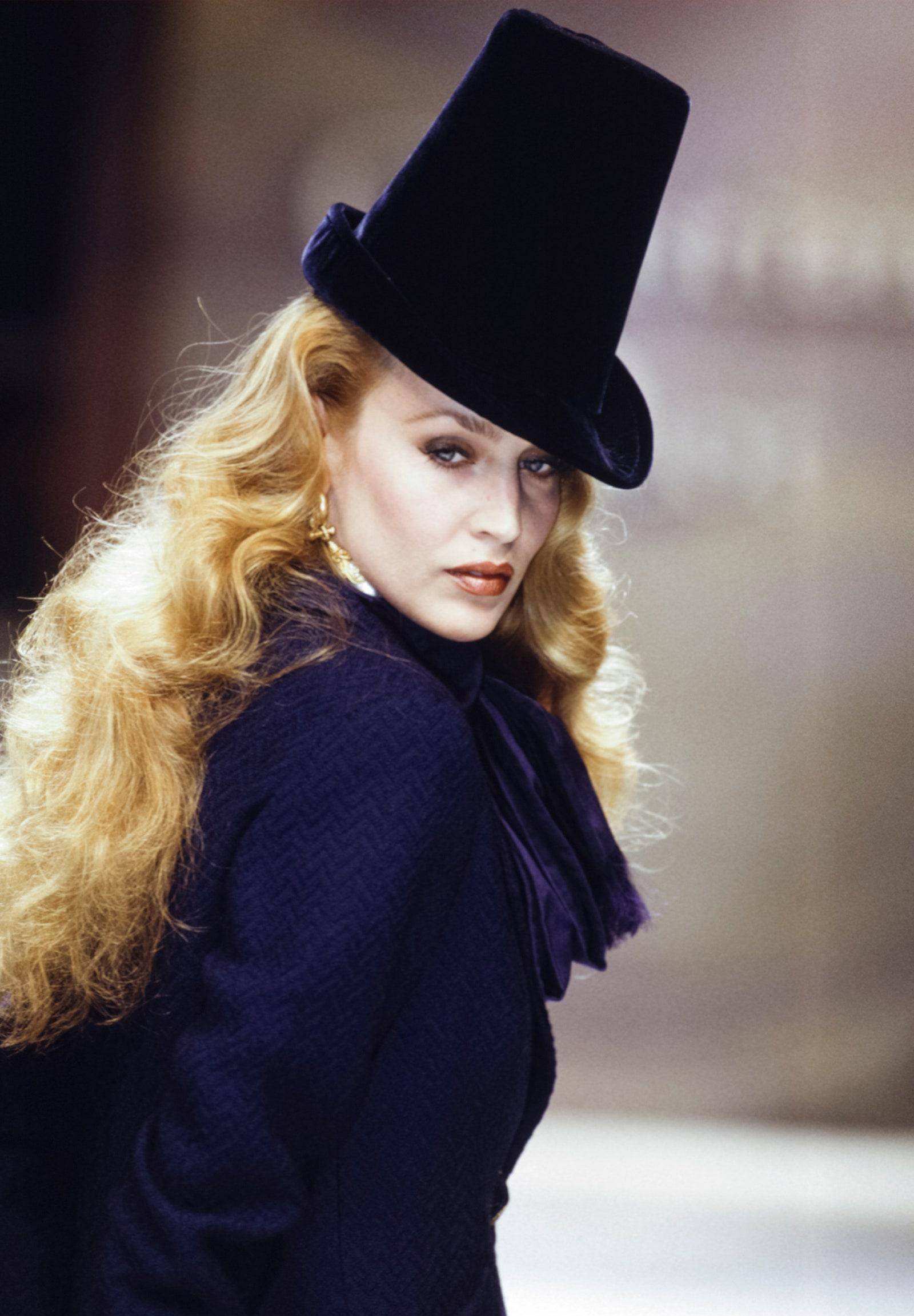 80年代惊艳时尚圈和摇滚界的瑞莉·霍尔,从来都不是什么脆弱的悲情