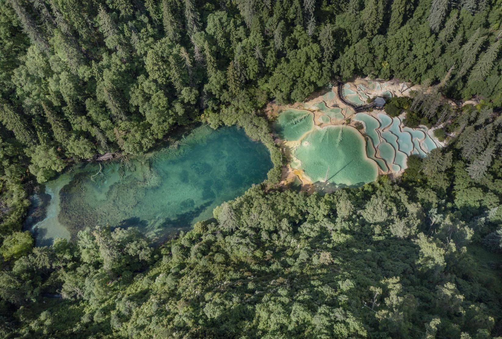 航拍川西北高原上的璀璨明珠---神仙池风景区_钙化_九寨沟县_包围