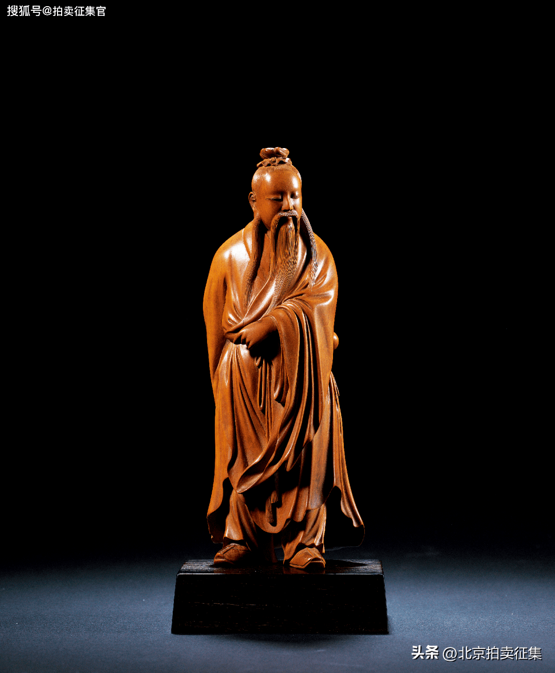 品用黄杨木圆雕而成,高士面容清癯,须发飘拂,神态微醺,呈现霭然仁者之