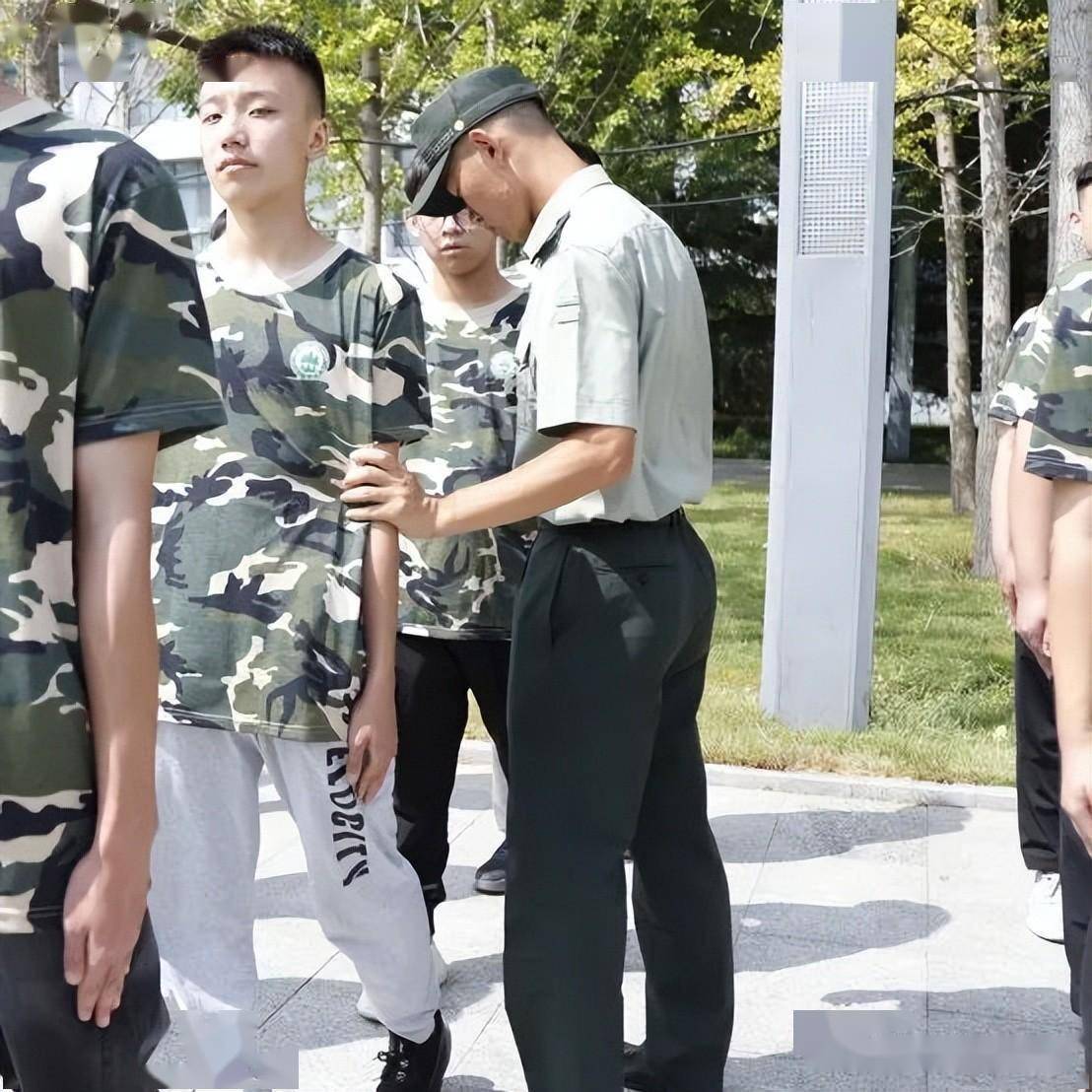 潍坊实验中学:在军训中吹响了新征程的号角_生活_军人_级新生