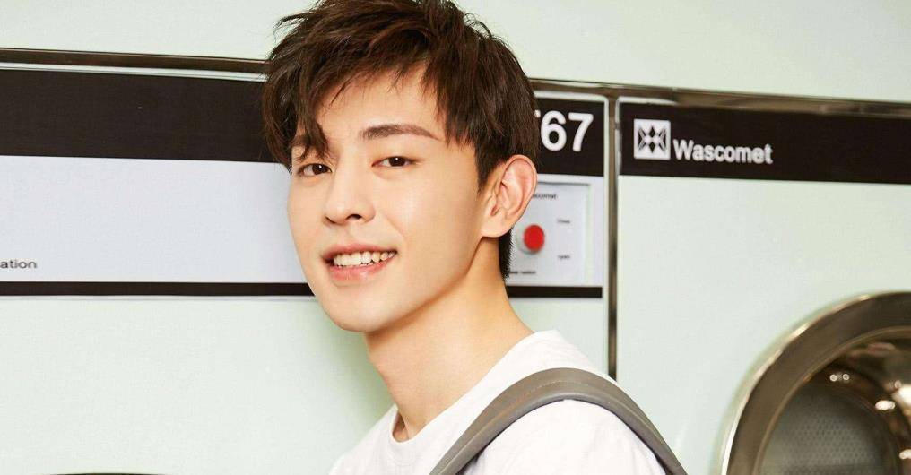 邓伦小时候和妈妈合照走红,全程的亮点都在邓妈妈身上,颜值真高_明星