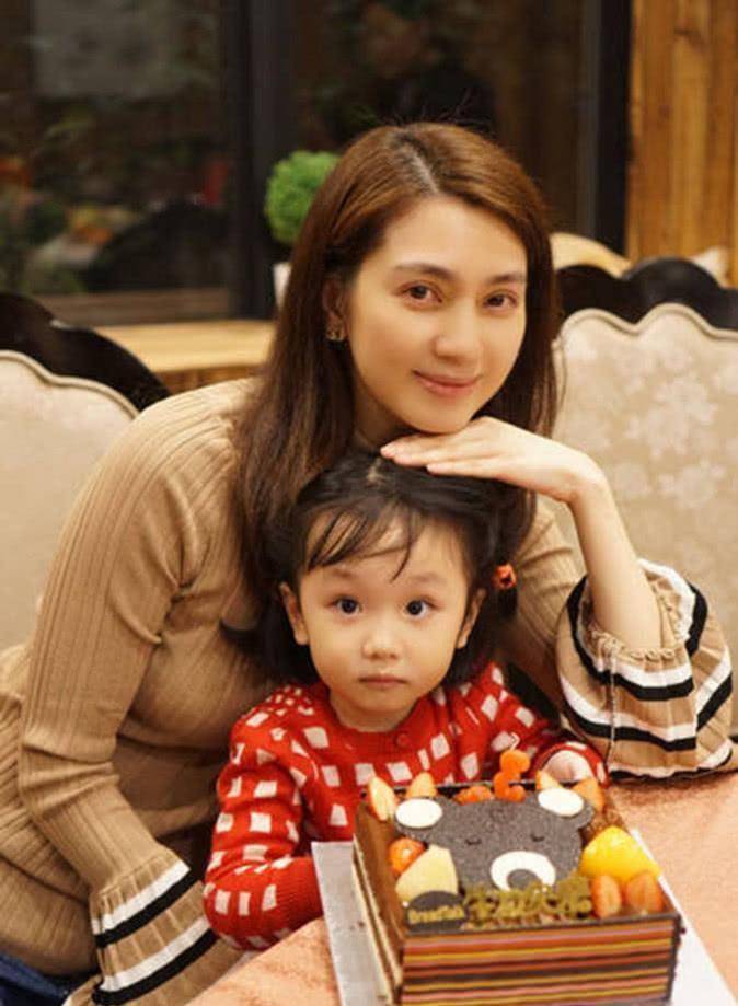 19岁进入娱乐圈,未婚先孕男友不承认,现姐弟恋幸福美满_洪欣_张丹峰