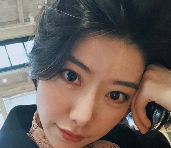 李亚鹏32岁女友正面照曝光,长相清秀打扮干练,耳边几缕白发显眼_susie