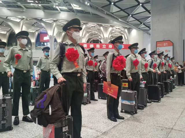 中国老兵——热烈欢迎2022年度退役战士荣耀返乡_杨福江_钢枪_腰板