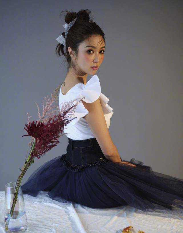 "香港甜心"薛凯琪,39岁仍洋溢少女感,穿搭显时髦气质_时尚_身材_造型