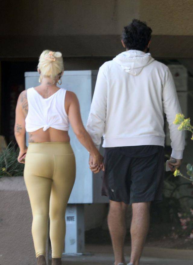 lady gaga穿金色无痕裤展现出运动健美气质,男友高大帅气太有型_漂亮