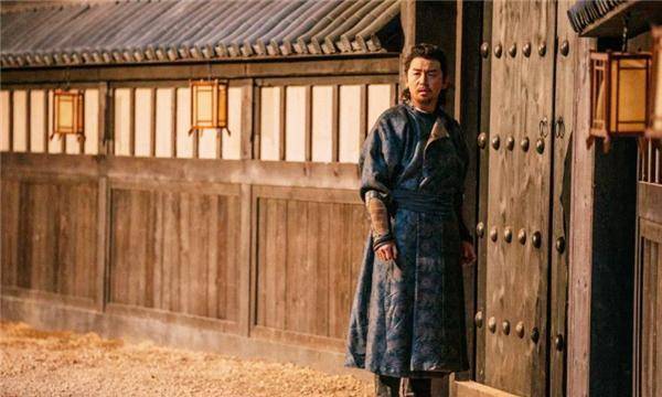 翻领胡服胡服在唐代是个宽泛的概念,除国内的鲜卑,突厥,回鹘,吐蕃等