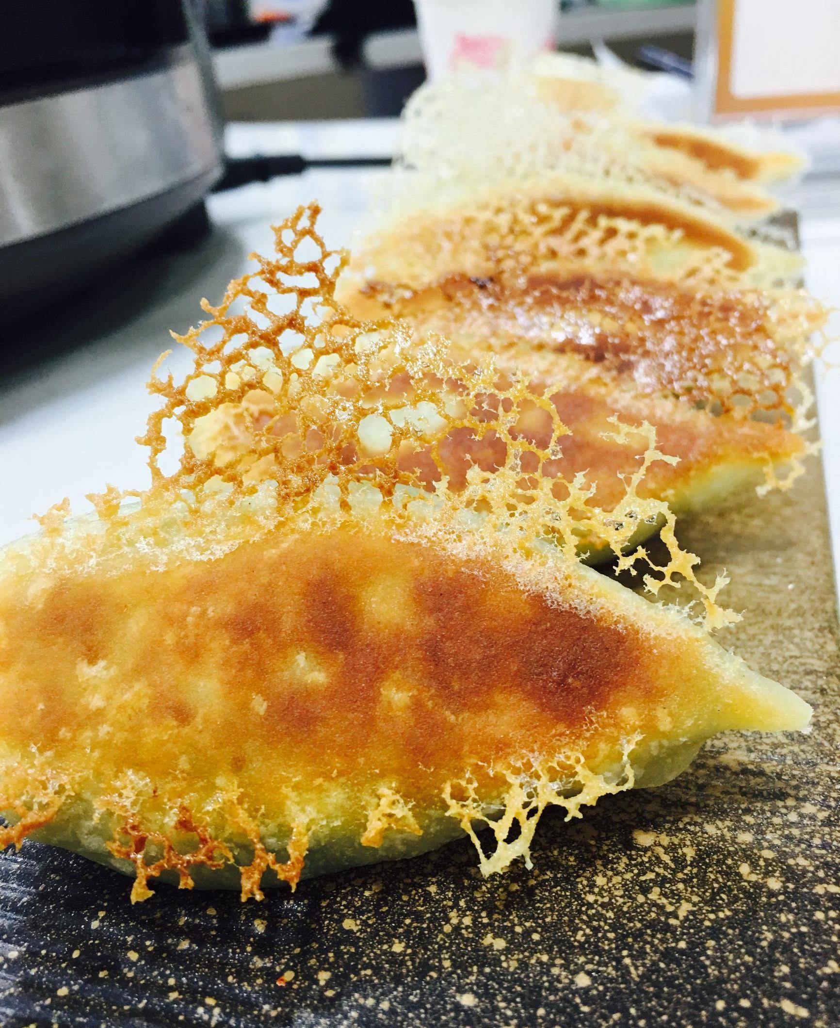 冰花锅贴对于好多不会做的人来说都是个谜,因为它做好后底部会有像