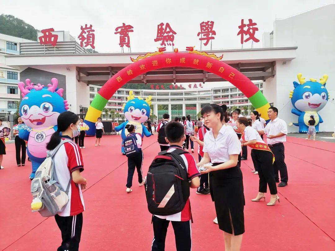 新校服,背着新书包,阳光朝气,意气风发,向着自己选择的理想学校奔赴