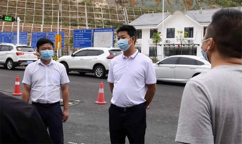 县人民政府副县长宋尧广,杨义军参加.杨启明督导检查疫情防控工作