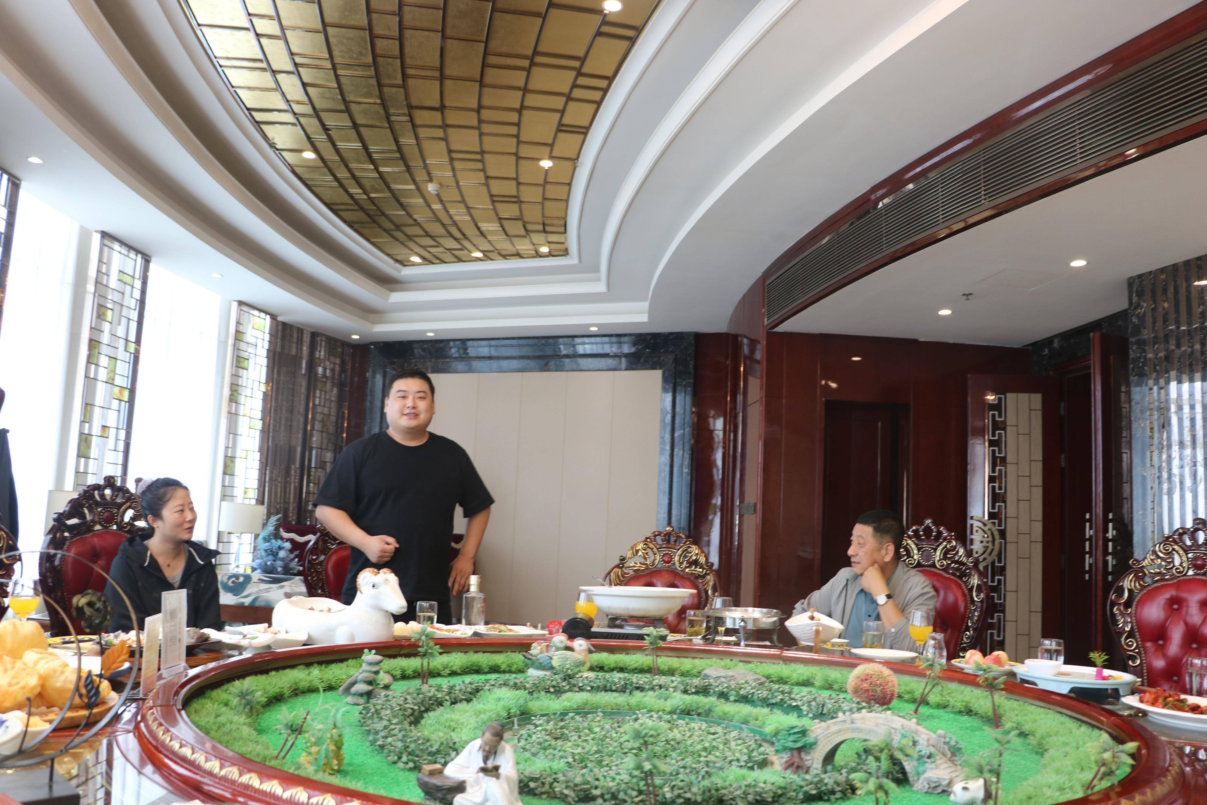 中秋佳节来临之际家庭亲戚们在红泉酒店欢聚一堂_祝福_月饼_明月