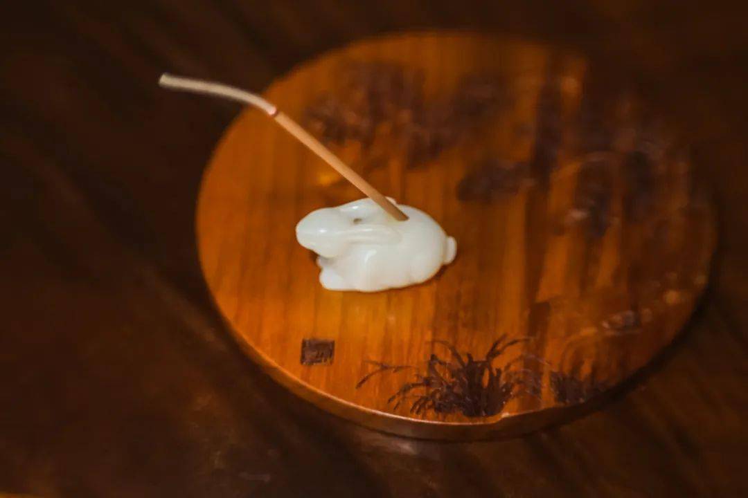 桂宫玉兔终相守,中秋望月最相思