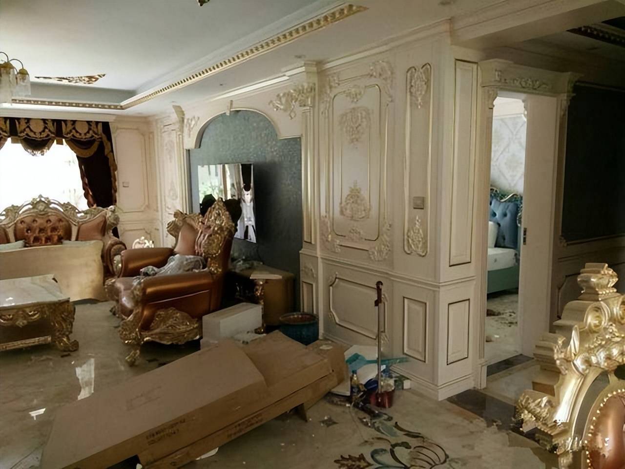 土豪装修新房,法式描金,一张床就16万,吓得我坐都不敢坐_朋友_卧室