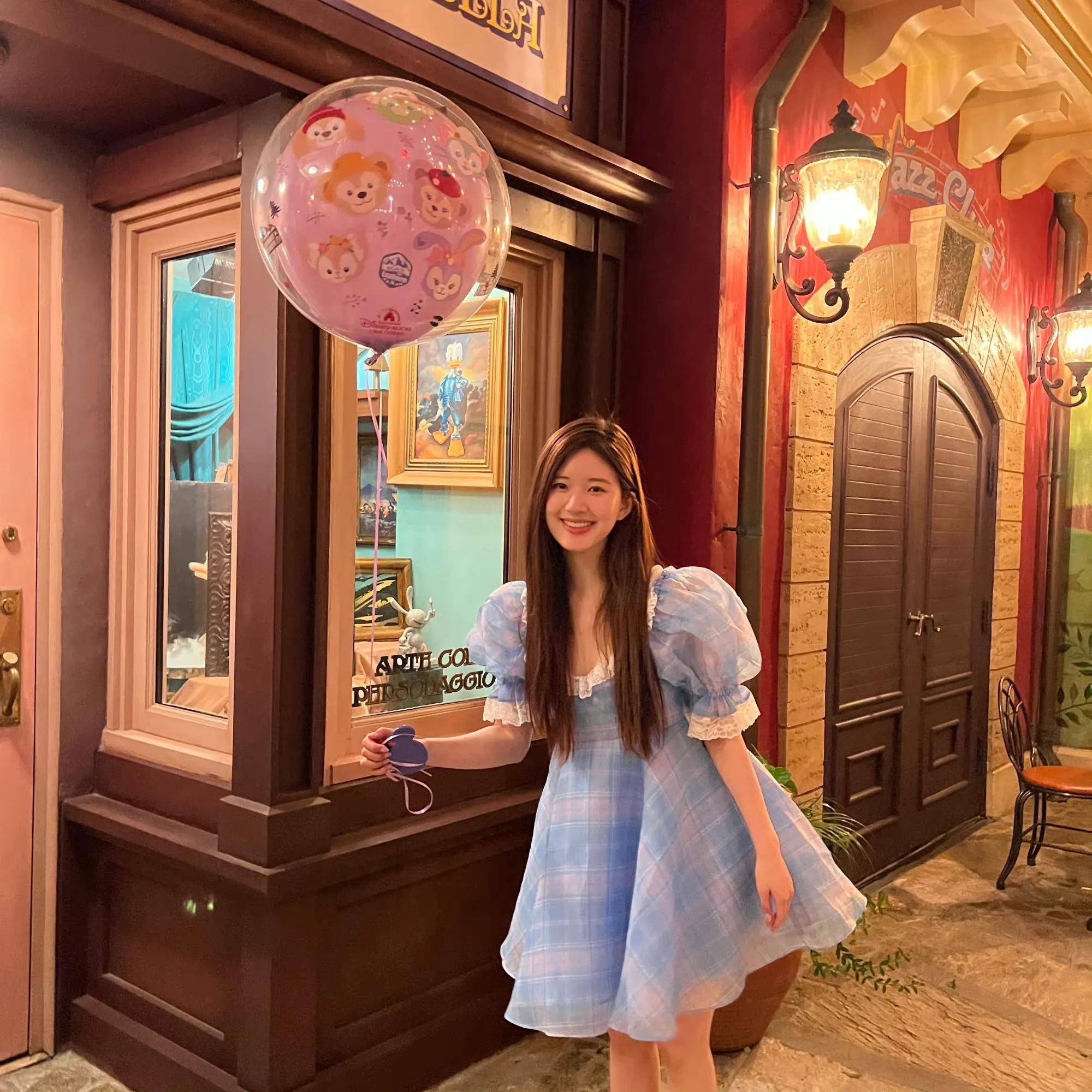 赵露思在迪士尼游玩,身穿蓝色公主裙,宛如在逃公主一般_古装_言情剧