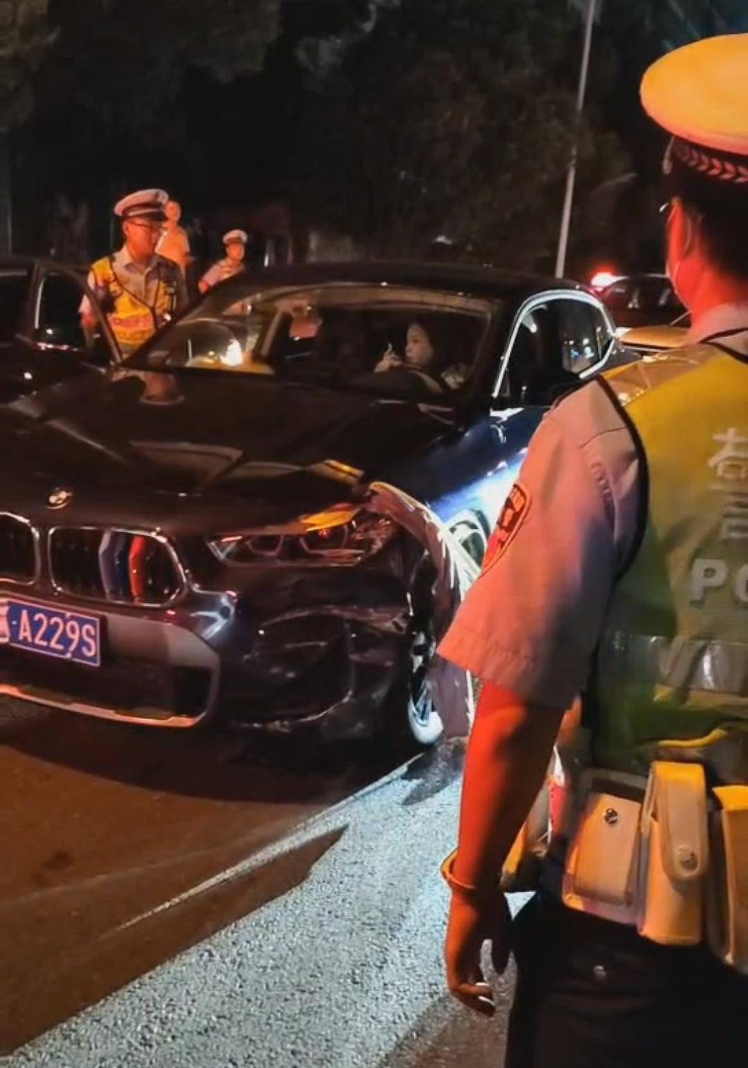 娄底宝马女酒驾撞人后一路拖行,脚穿高跟鞋,伤者被磨得衣不蔽体_乘客