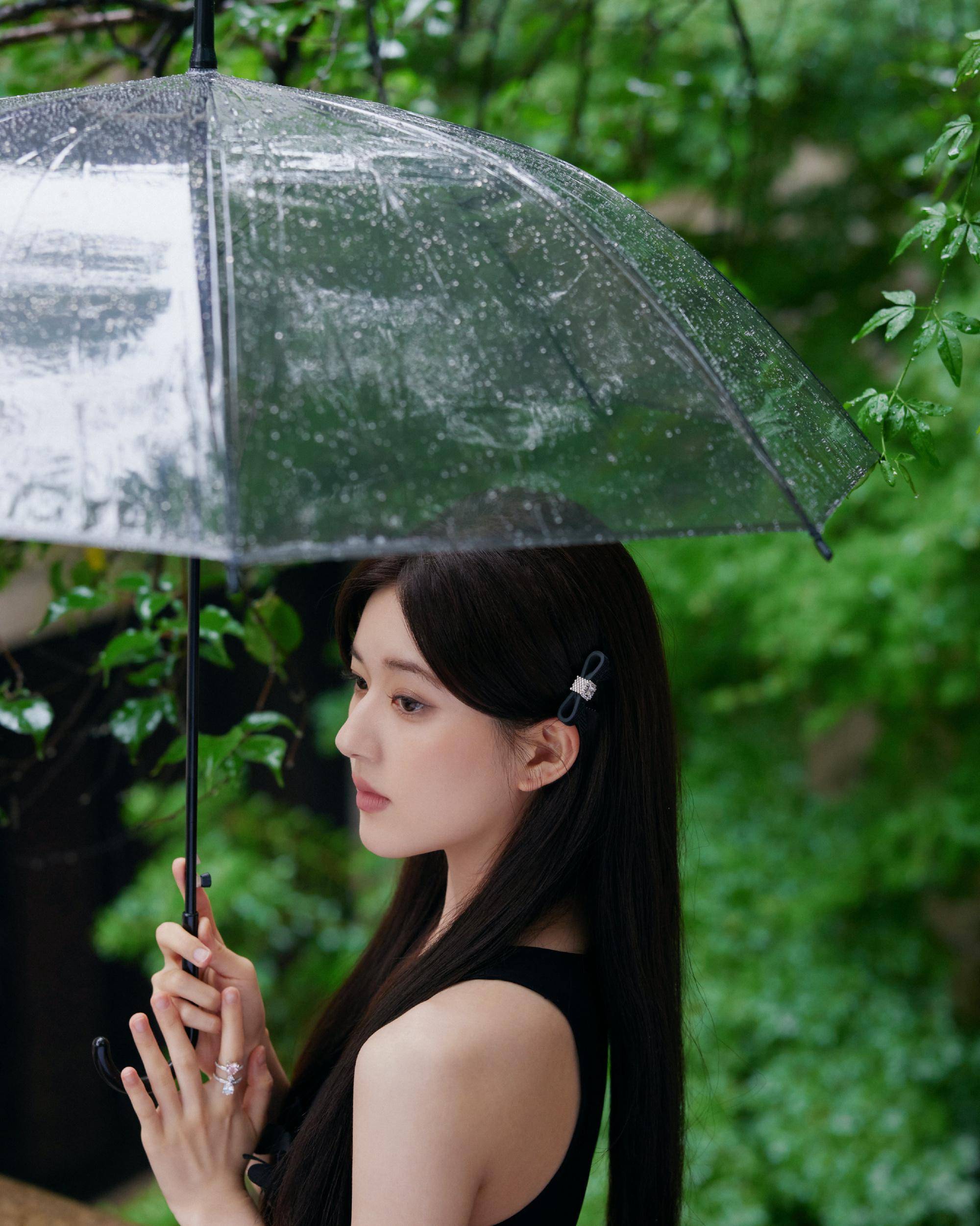 青春女星赵露思雨中大片,黑色短裙露美腿,洋溢青春气色_留言道_人气