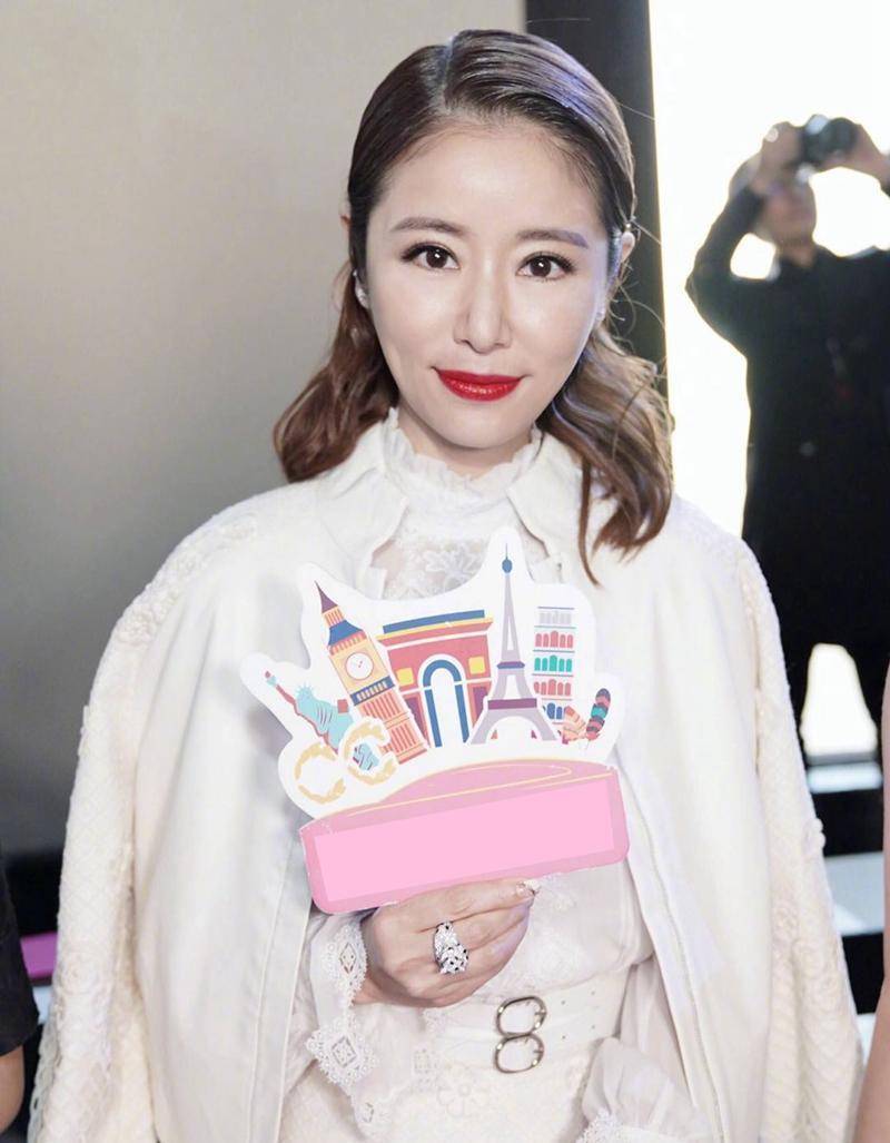 42岁林心如出席活动少女感十足,一袭长裙惊艳全场_气质_时尚_一身