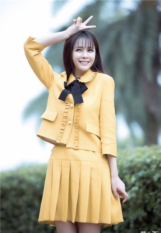 沈梦辰的造型越来越任性,宽松衬衫配五分裤,像是穿了海涛的衣服_身材