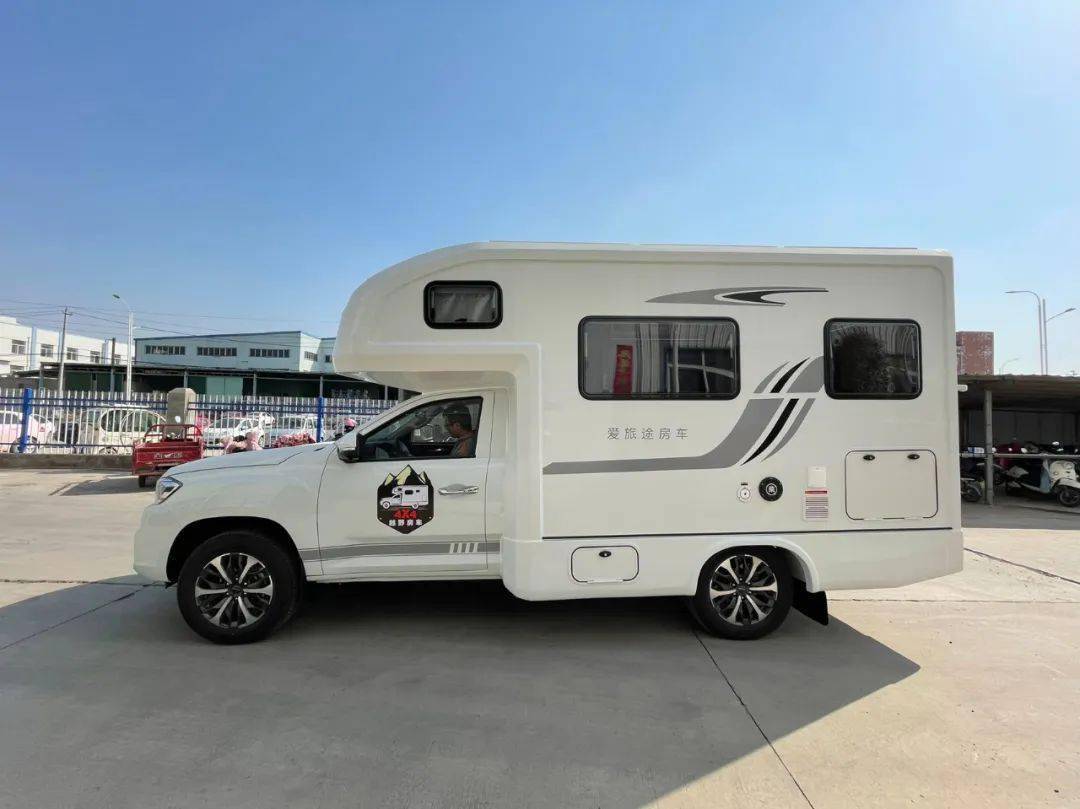爱旅途2022款大通t70皮卡房车 要性能也要舒适度 四驱皮卡 纵床布局