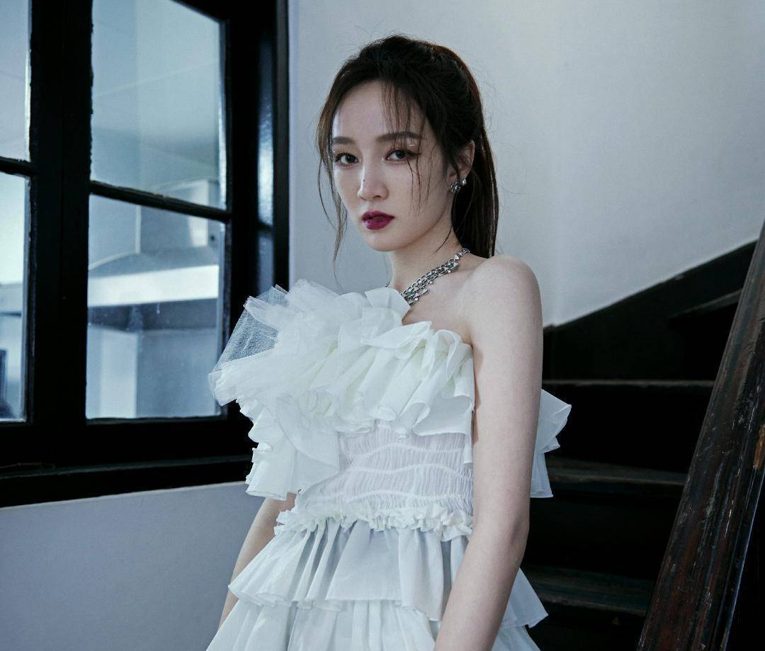 翻红一年就翻车,孟佳深陷抄袭风波,合作摄影师称谁在黑她_封面_赔偿