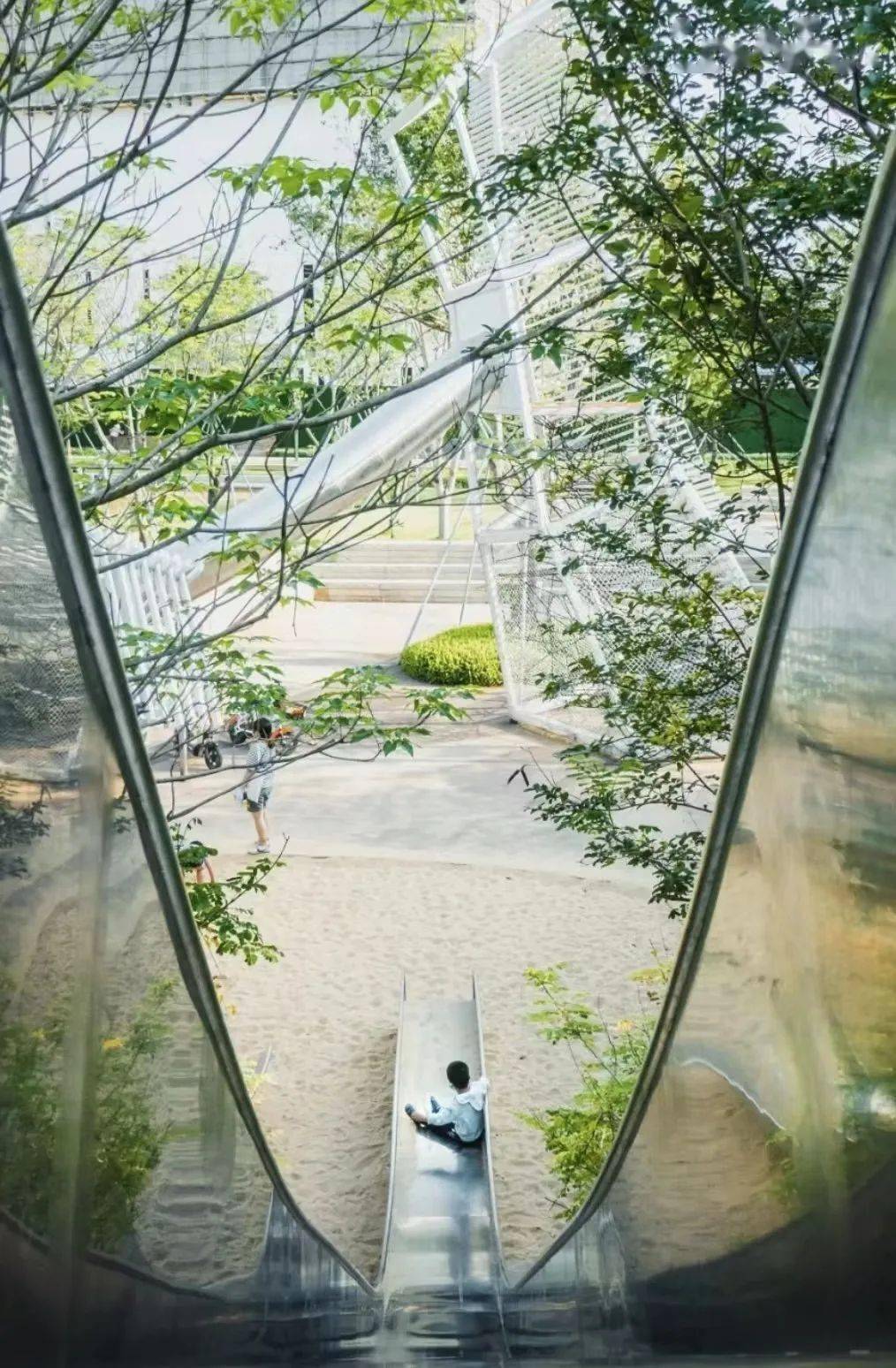长滑梯图:@hunk超长的不锈钢滑梯如丝绸般顺滑隧道滑梯足足有三四层楼
