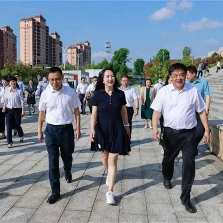 孟晚舟回母校声势浩大,穿黑裙白鞋太嫩了,合影却低调没站中心位_裙子_感觉_长度