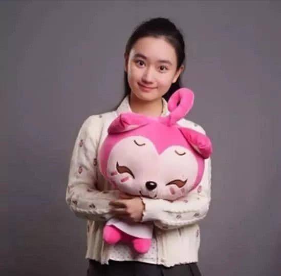 清华园里的童星叶子,为学习退出娱乐圈后,高考673分圆梦清华_小姑娘