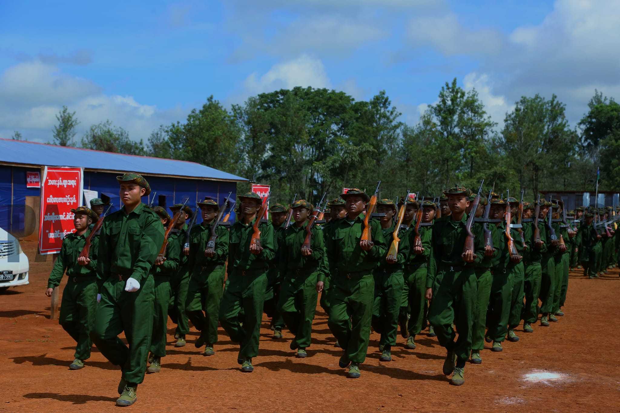 还必须热爱宗教,进行基本军事训练是为了保护缅甸135个民族免受灾难