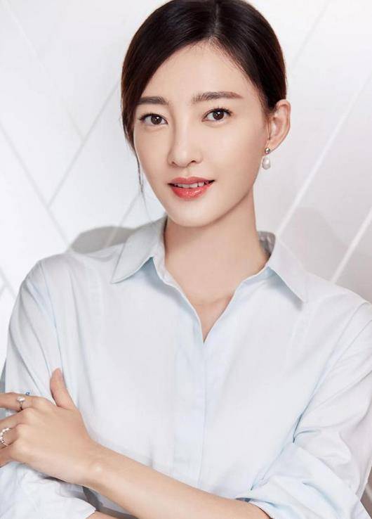 素颜女神王丽坤近况曝光,穿大衣难挡好身材,36岁单身仍不急结婚_感情