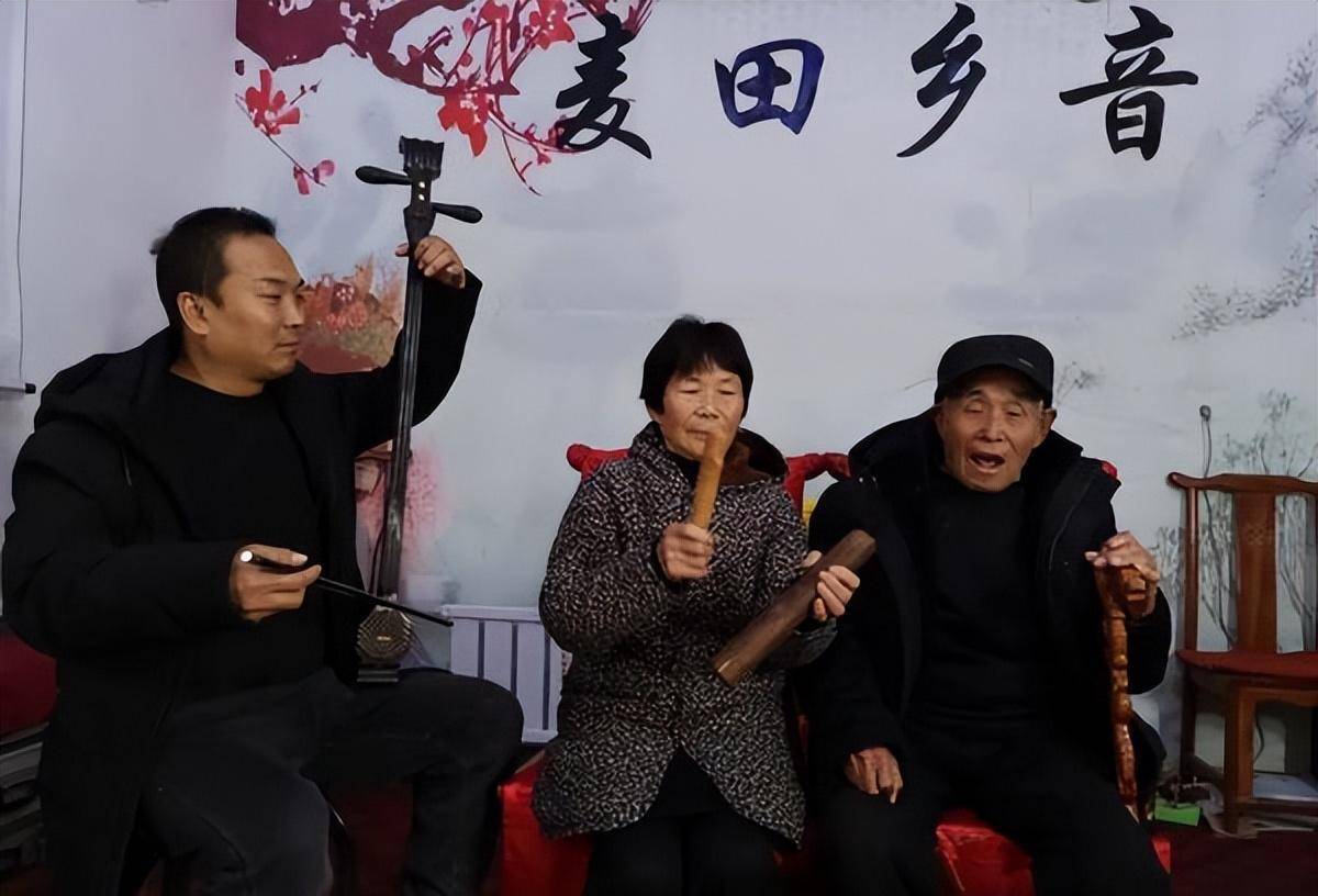 河南平顶山一家三口,拌音演唱河南曲剧拥有粉丝440多万