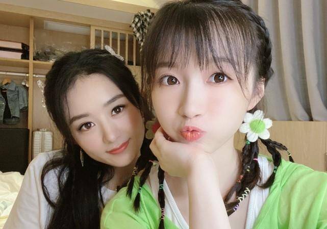 赵丽颖跟妹妹们的自拍曝光,大眼瘦脸滤镜下,太考验颜值了_李浩菲_颖宝