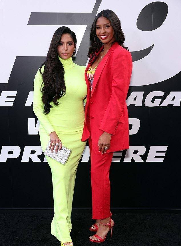 穿绿裙显丰腴身姿,18岁长女红装惊艳_瓦妮莎_娜塔莉亚_范迪