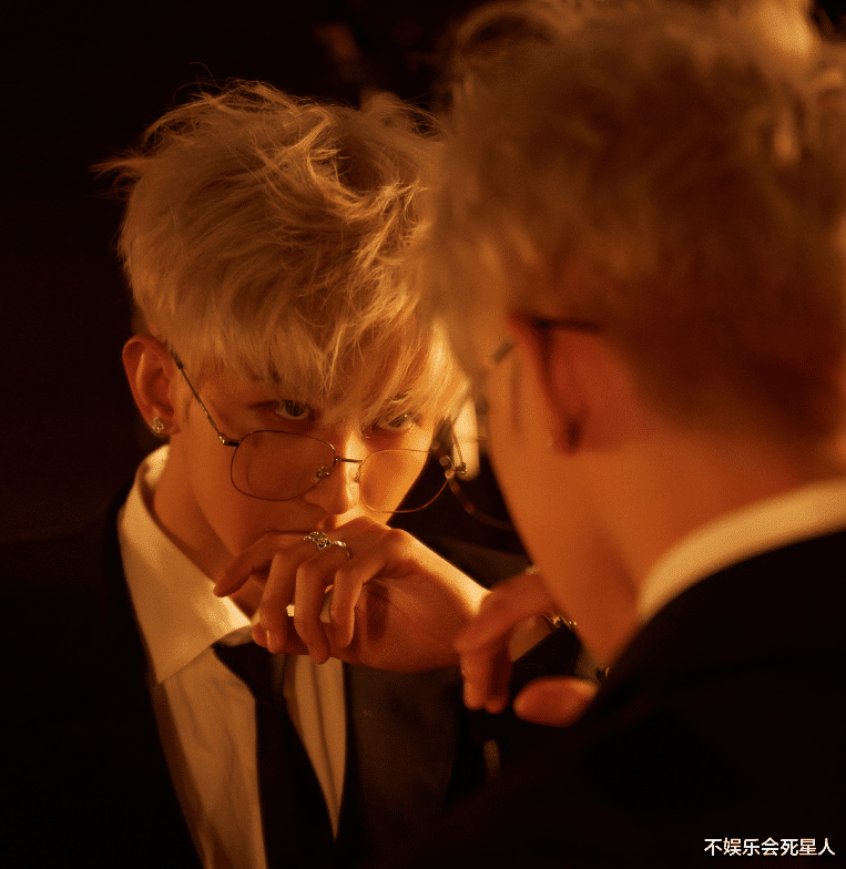 蔡徐坤亮相gq,白发银框眼镜眼神太绝!我却注意生图下他的皮肤