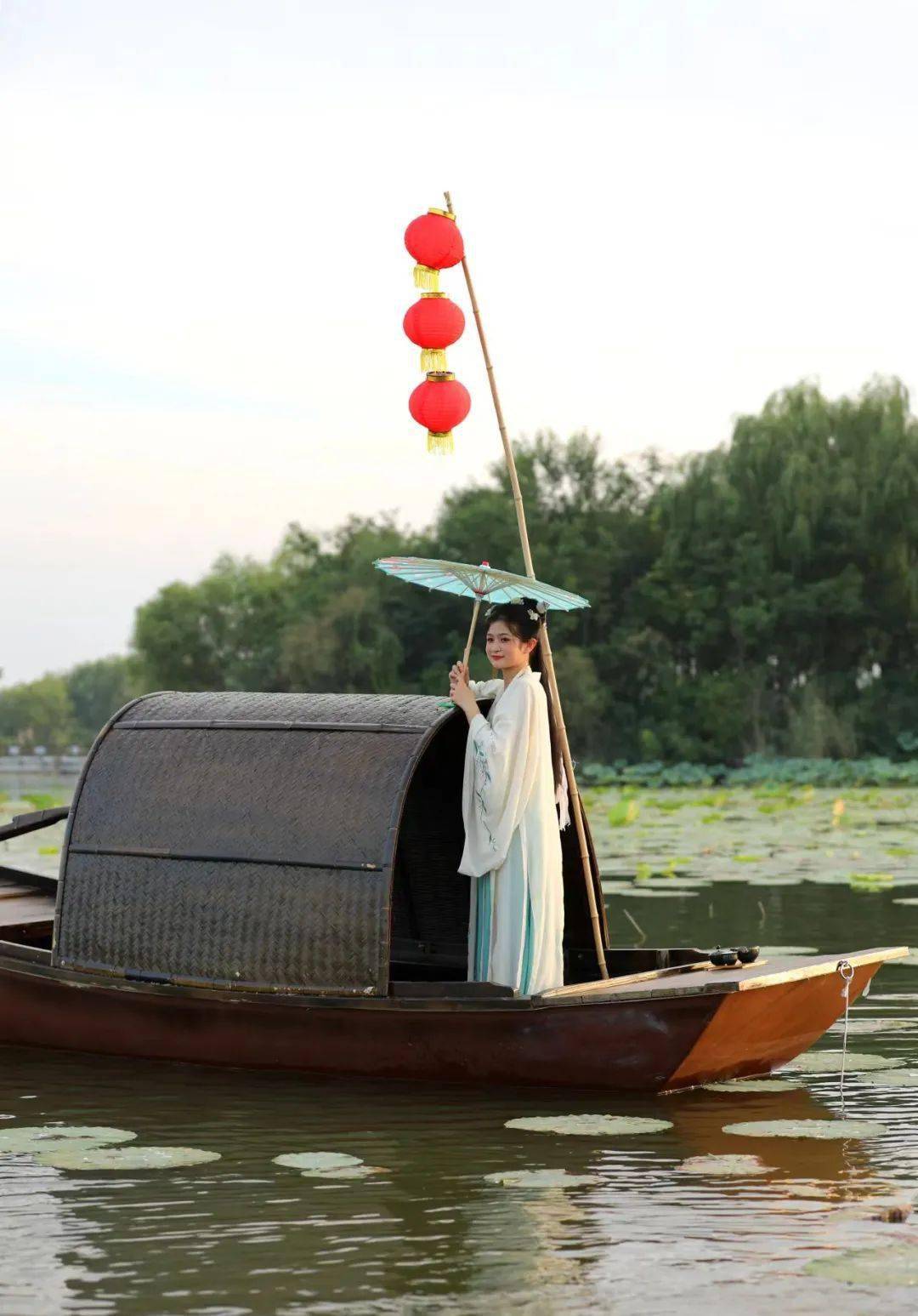 秀出唯美江南风!特色乌篷船亮相衡水湖_游客_古装_湿地