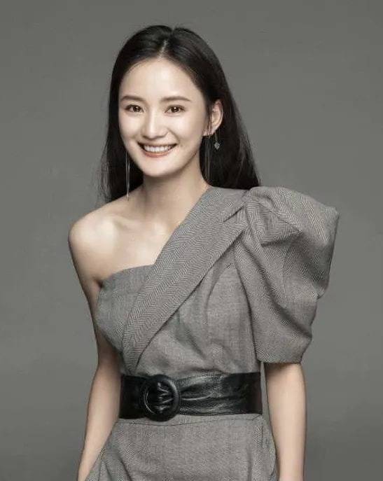 37岁馨子年少成名,巅峰时刻因长相平平放弃事业,今租房做博主_乐园_女