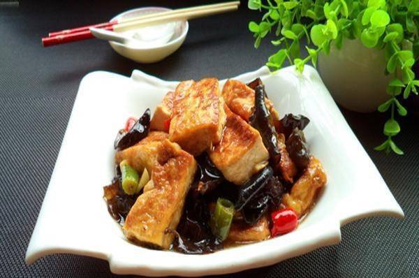大葱火腿肠木耳烧豆腐