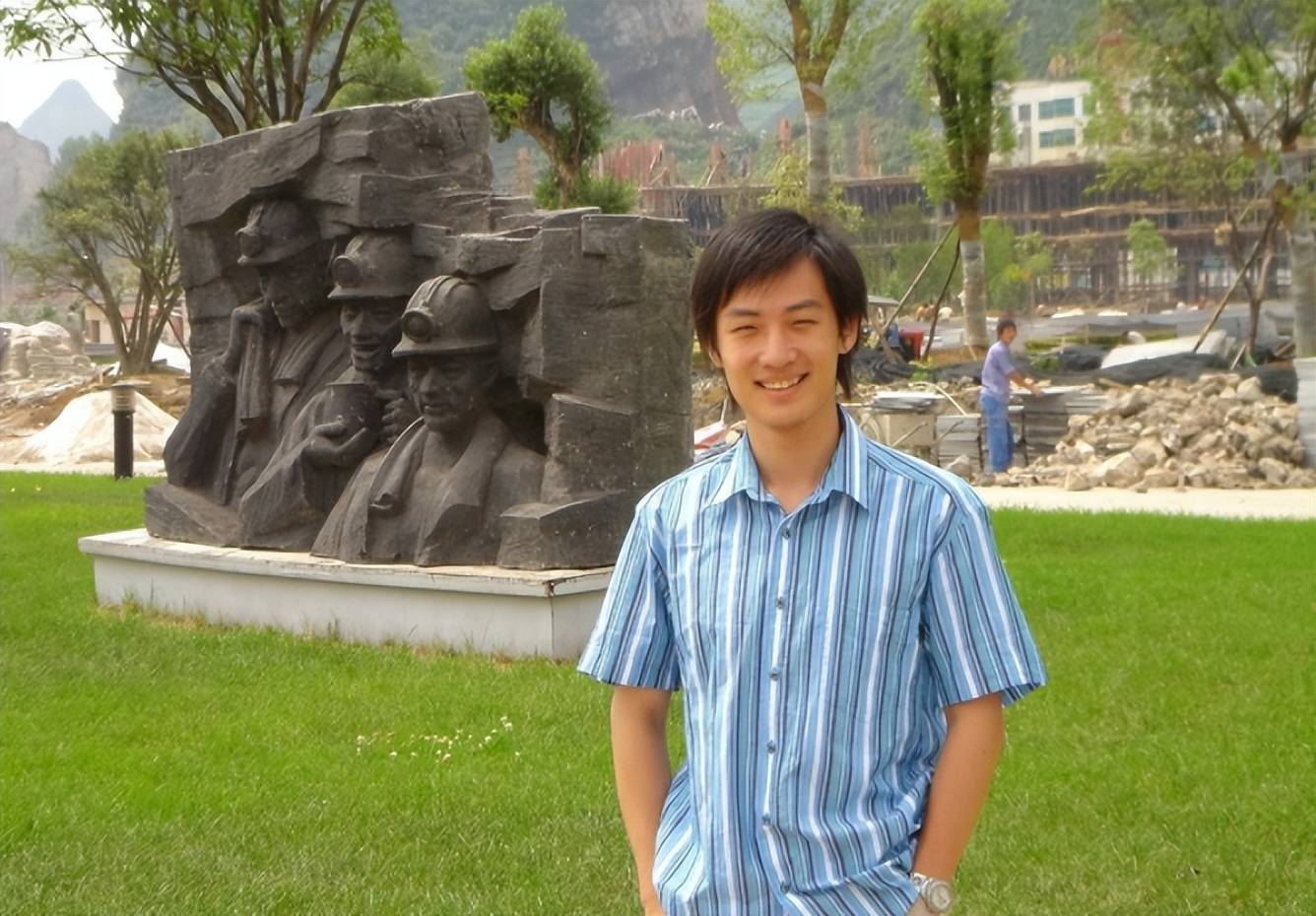 凭借北大的名声,他采访了米卢和张路等名人.足球》等校园新闻节目.