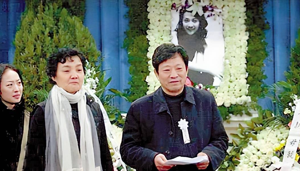 "三姨太"潘星谊:22岁走红,29岁撞碎鱼缸身亡,成父母余生之痛_父亲_一