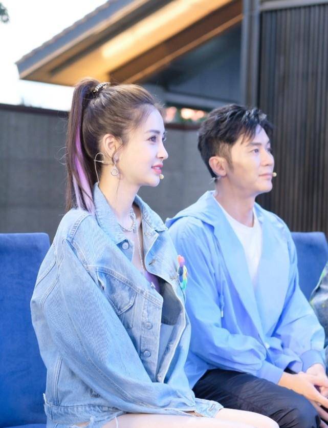 杨颖《奔跑吧》发布会造型释出,穿牛仔套装梳高马尾,少女感十足_衣服