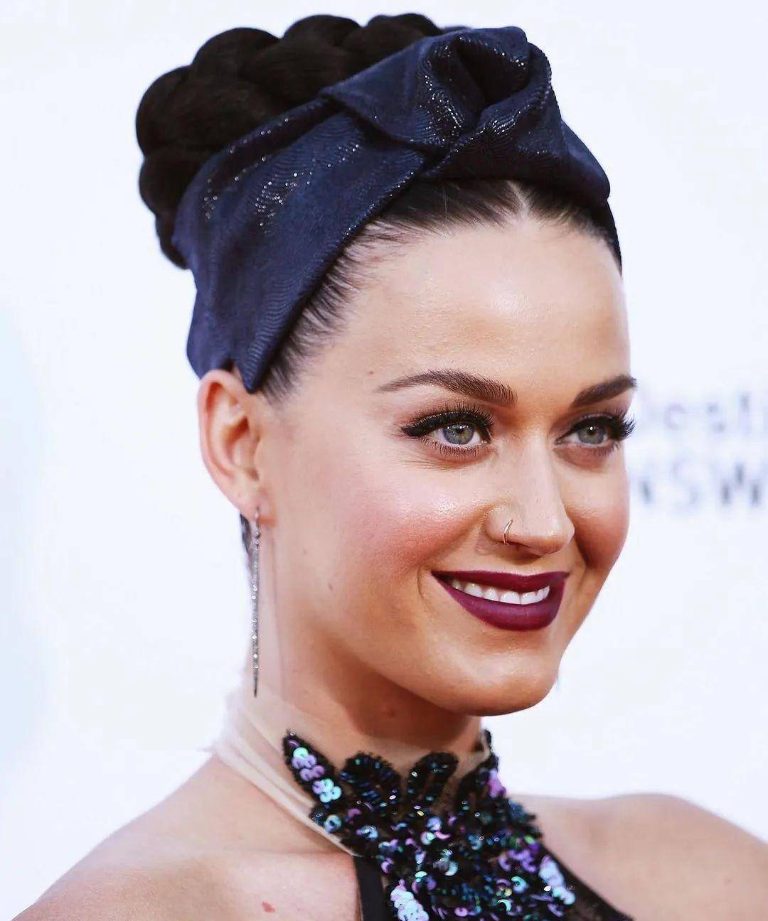 水果姐katy perry 登上九月刊封面,黑发造型爷青回_luisa_集团_perry