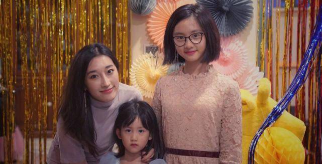 14岁多多涂大红唇,被曝身高有1米64,穿吊带裙颇显时尚_孙莉_姐姐_黄磊