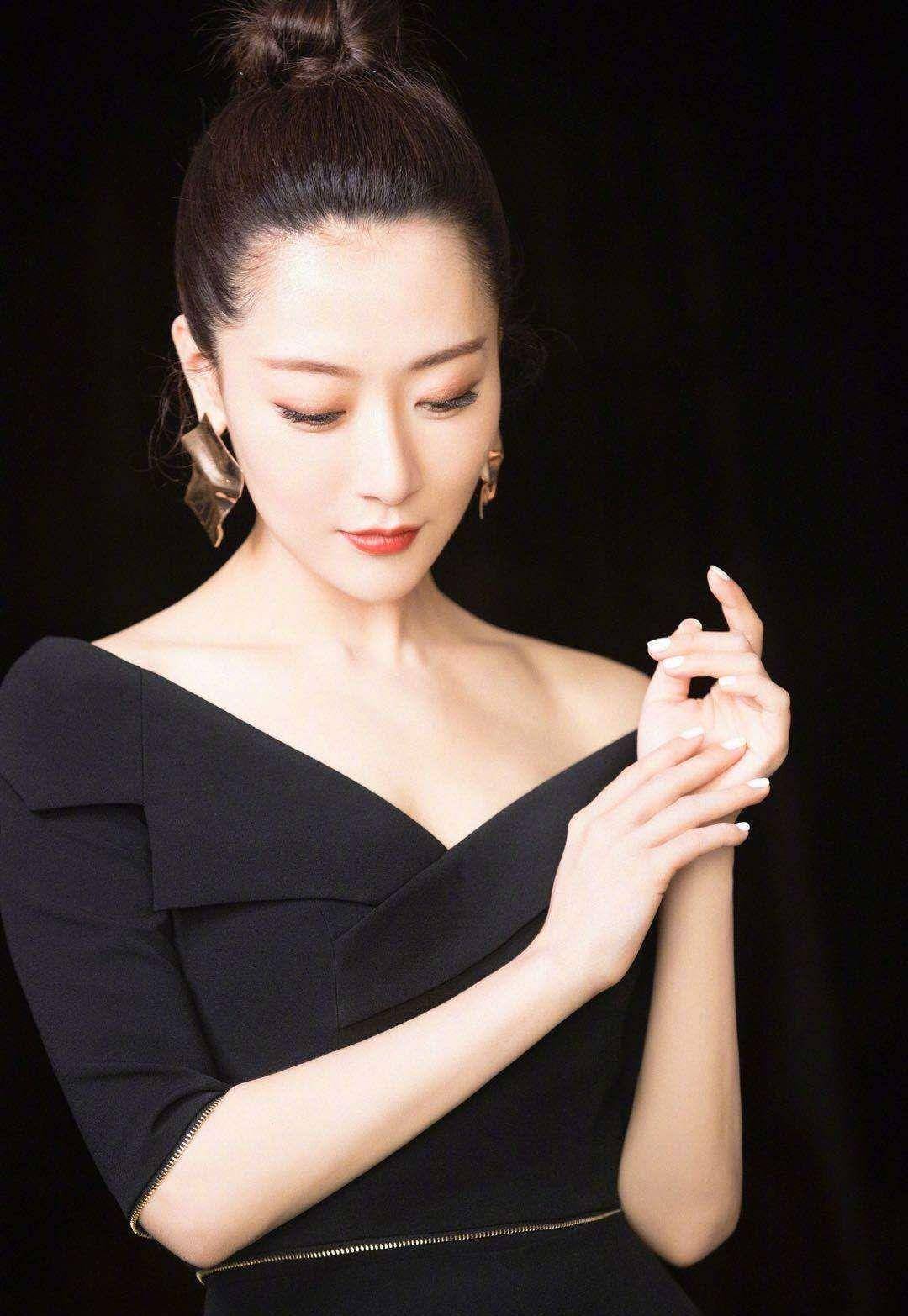 白冰穿衣太有品,墨绿色长裙尽显高级感 简直就是气质女神的代表