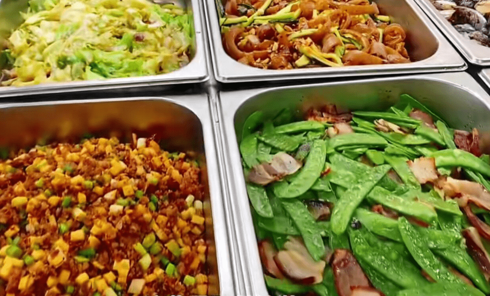 重庆妹子在江苏卖盒饭2荤2素10元,有客人花10,却要3荤3素,无语_菜品