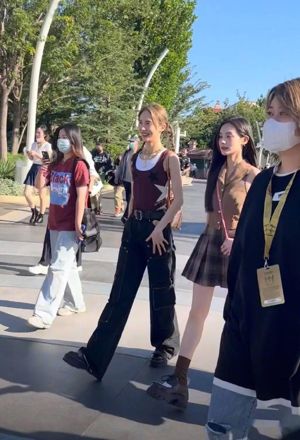 网友环球影城偶遇金晨李一桐 两人开心合影超欢乐_生日_感情_姐妹